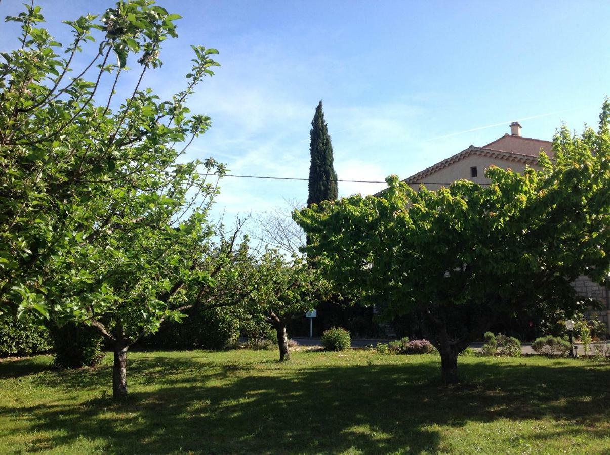 Bed and Breakfast Au Mas Des Graviers Salavas Esterno foto